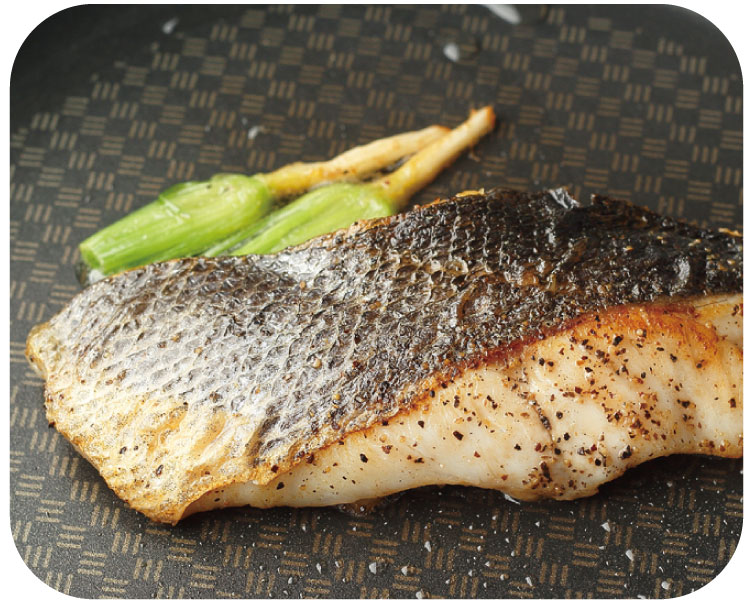 パクチーの根（分量外）を潰して一緒にソテーすると、風味が増します。