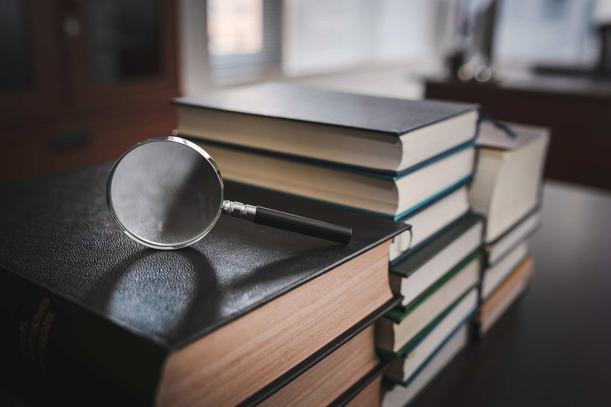 進出時の潜在的リスク、法的障壁、および成功戦略